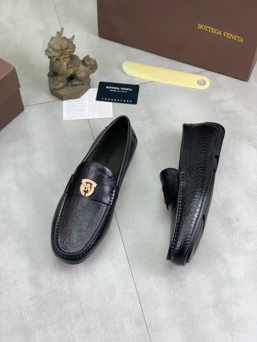Men's shoes 💰P420 [New model] Water-dyed Niuli 💰High-quality business beanie shoes 💎💎💎 BOTTEGA VENETA official website synchronizes the latest top version of BV in the market, accepts material comparison, shoe type comparison, process comparison, practical and texture, versatile, suitable for any occasion, the more you look at it, the more it tastes. Pure hand-woven craftsmanship - Upper material, hand-woven calfskin imported from Italy 🇮🇹 - High-quality water-dyed cowhide lining - Original private model customized outsole -Size: 39-44 (38 45 can be customized) Color: black optional